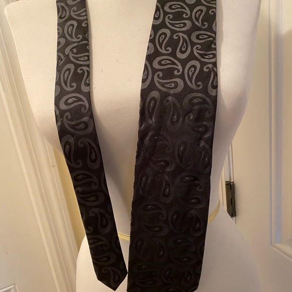 Perry Ellis Portfolio Silk Tie Paisley Black Gray - Picture 2 of 8